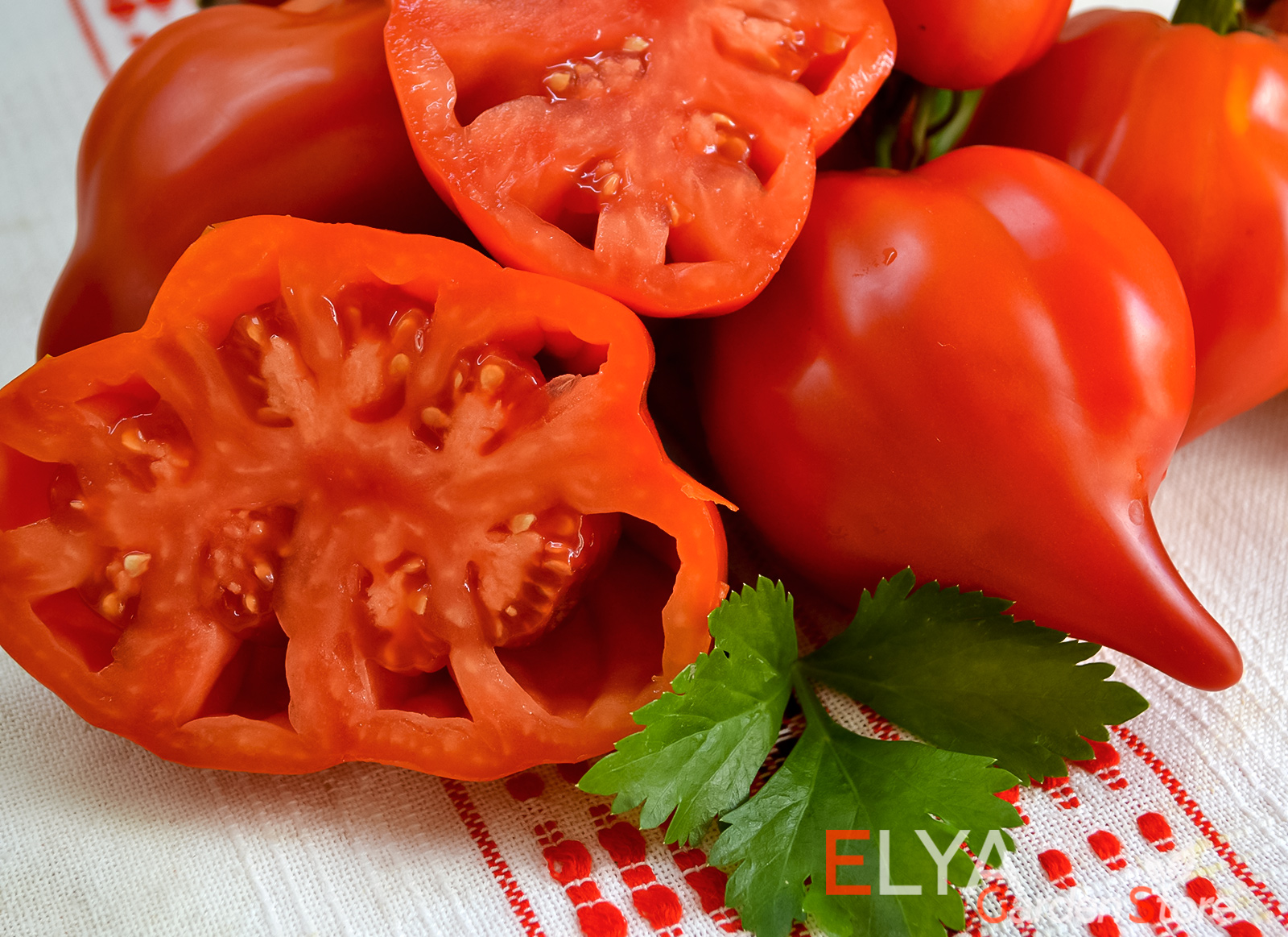 Коллекционный сорт томата Скифея - яркий, необычная форма, потрясающий вкус - фотография